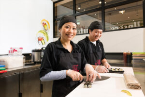 Eat Happy Mitarbeiter bereiten Sushi vor